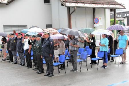 Udeleženci ob igranju državne himne